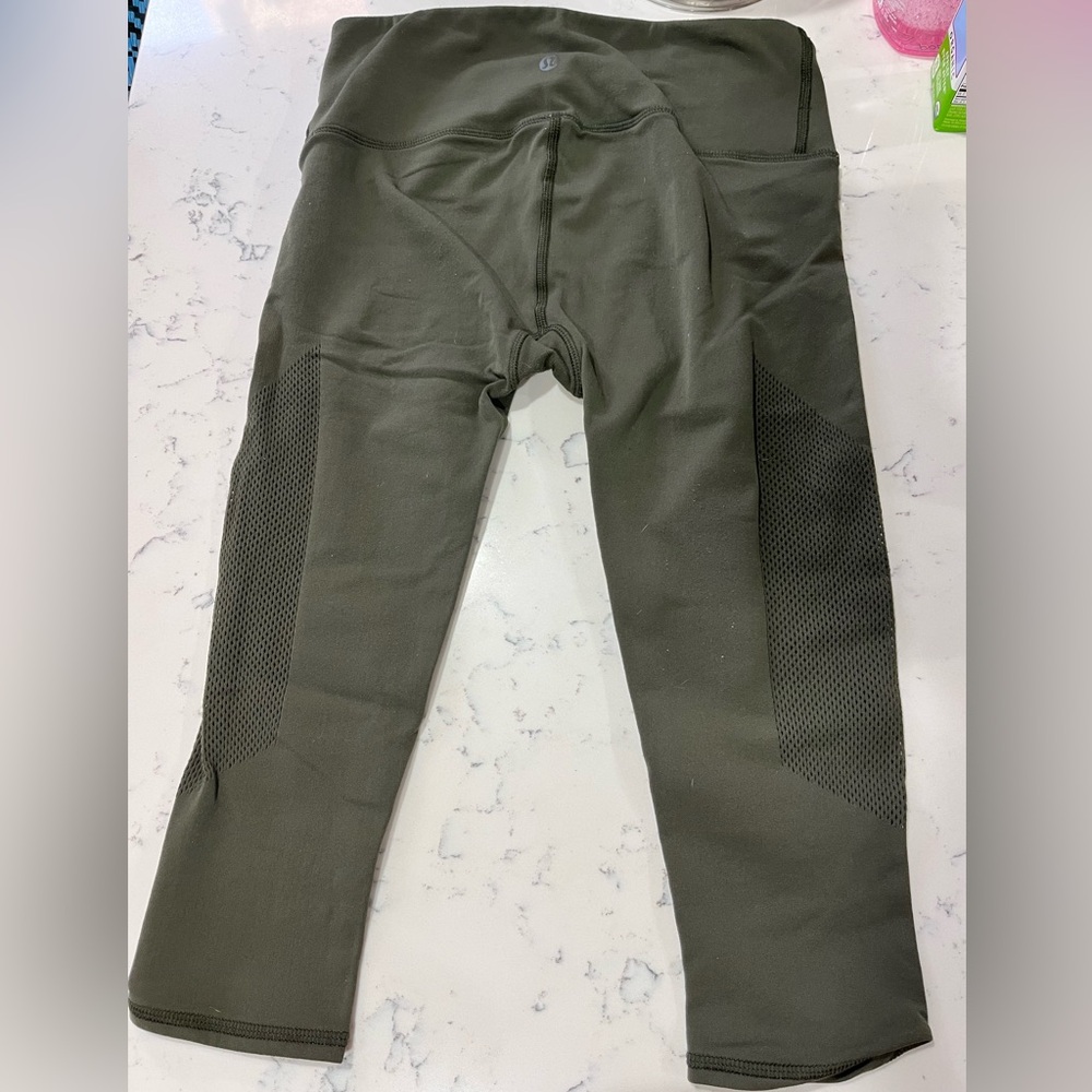 Green lululemon capri leggings size 6. Used but in good condition.